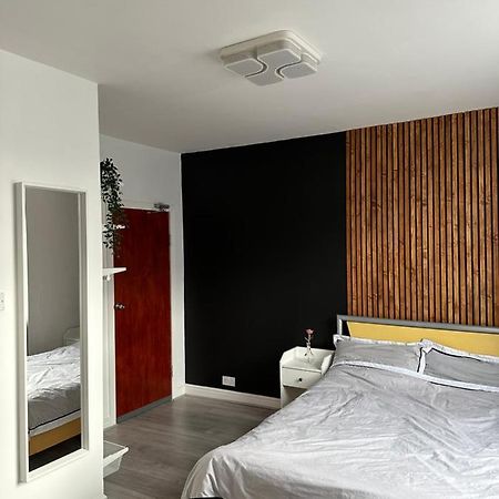 Modern En Suite Bedroom Close To City Centre Leeds  Bagian luar foto