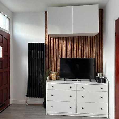 Modern En Suite Bedroom Close To City Centre Leeds  Bagian luar foto