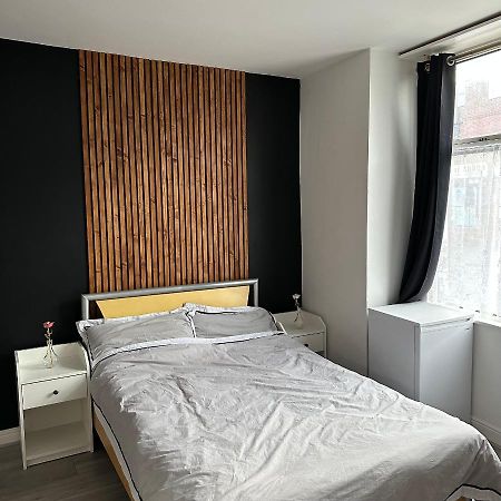 Modern En Suite Bedroom Close To City Centre Leeds  Bagian luar foto