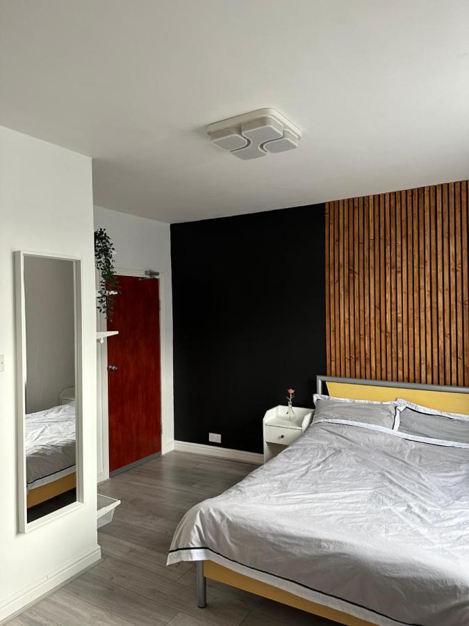 Modern En Suite Bedroom Close To City Centre Leeds  Bagian luar foto